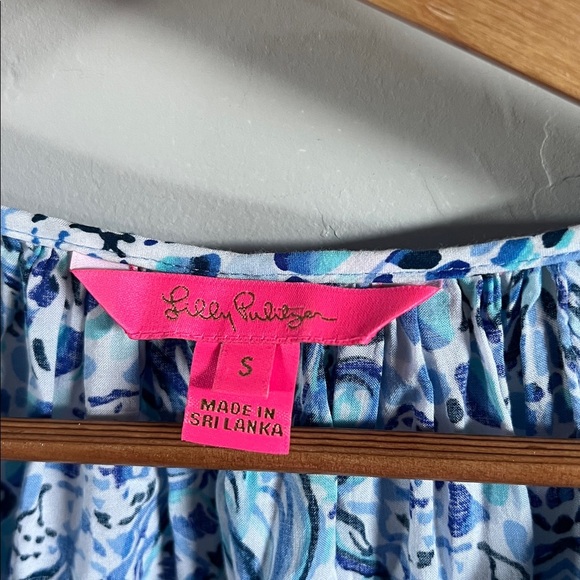 Lilly Pulitzer Blue and White Patterned Blouse. Willa Flounce sleeve - Picture 2 of 4